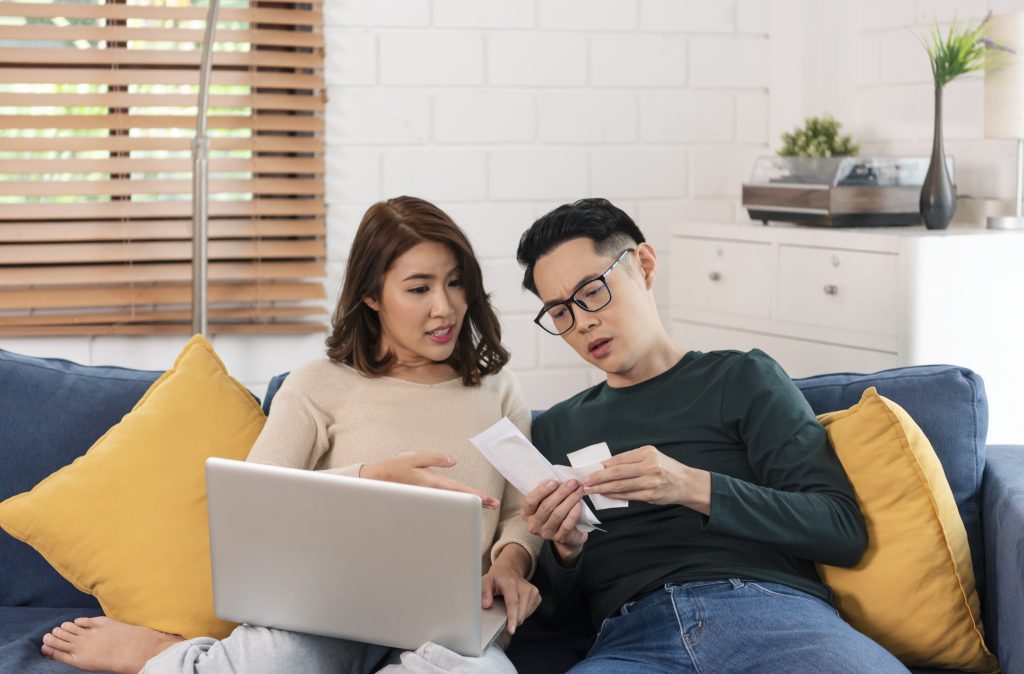 veteran couple reading the va loan benefit