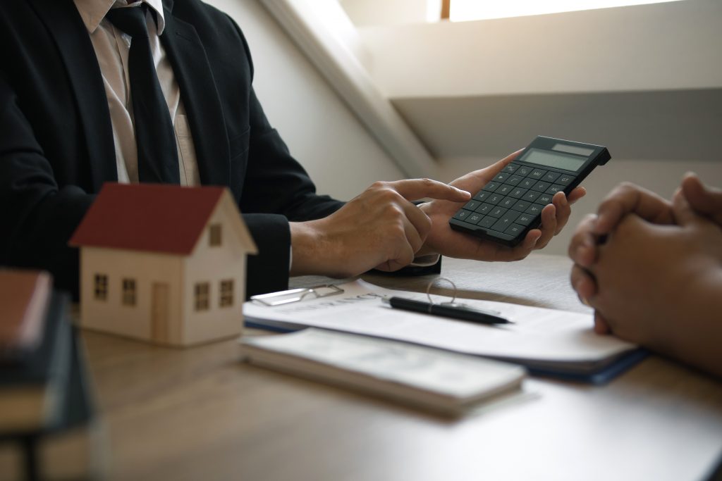 Agents are calculating the loan payment rate or the amount of insurance premiums for customers coming to contact the purchase of a new investment property